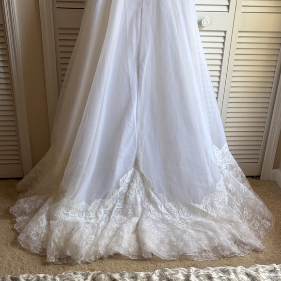 Elegant White Lace Wedding Dress - Picture 3 of 3